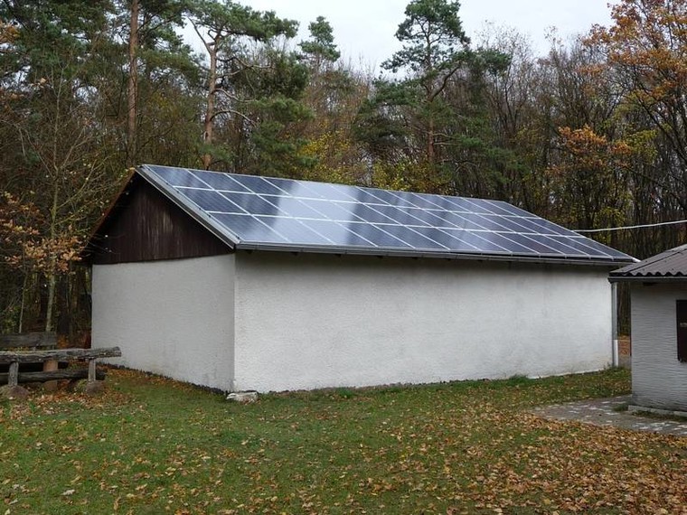 Solaranlage auf dem Dach der Windenhalle – Südausrichtung